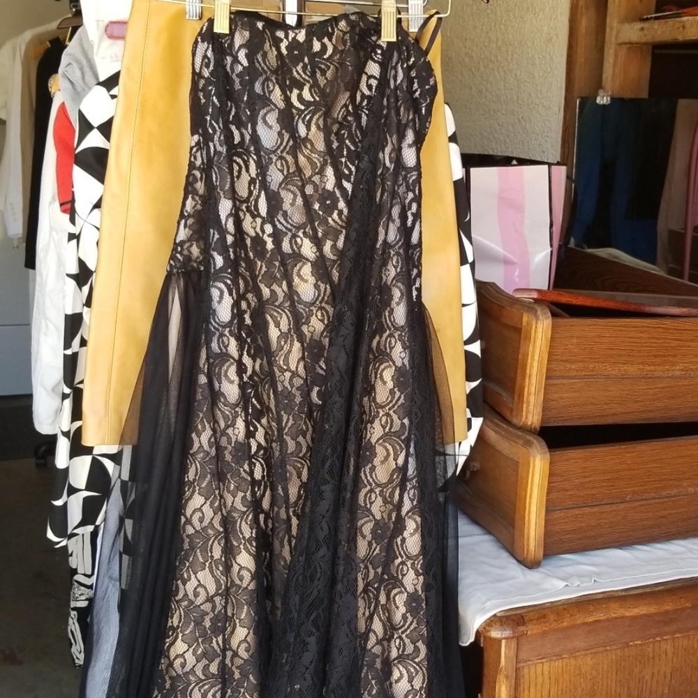 Clothes - Picture 2 of 8